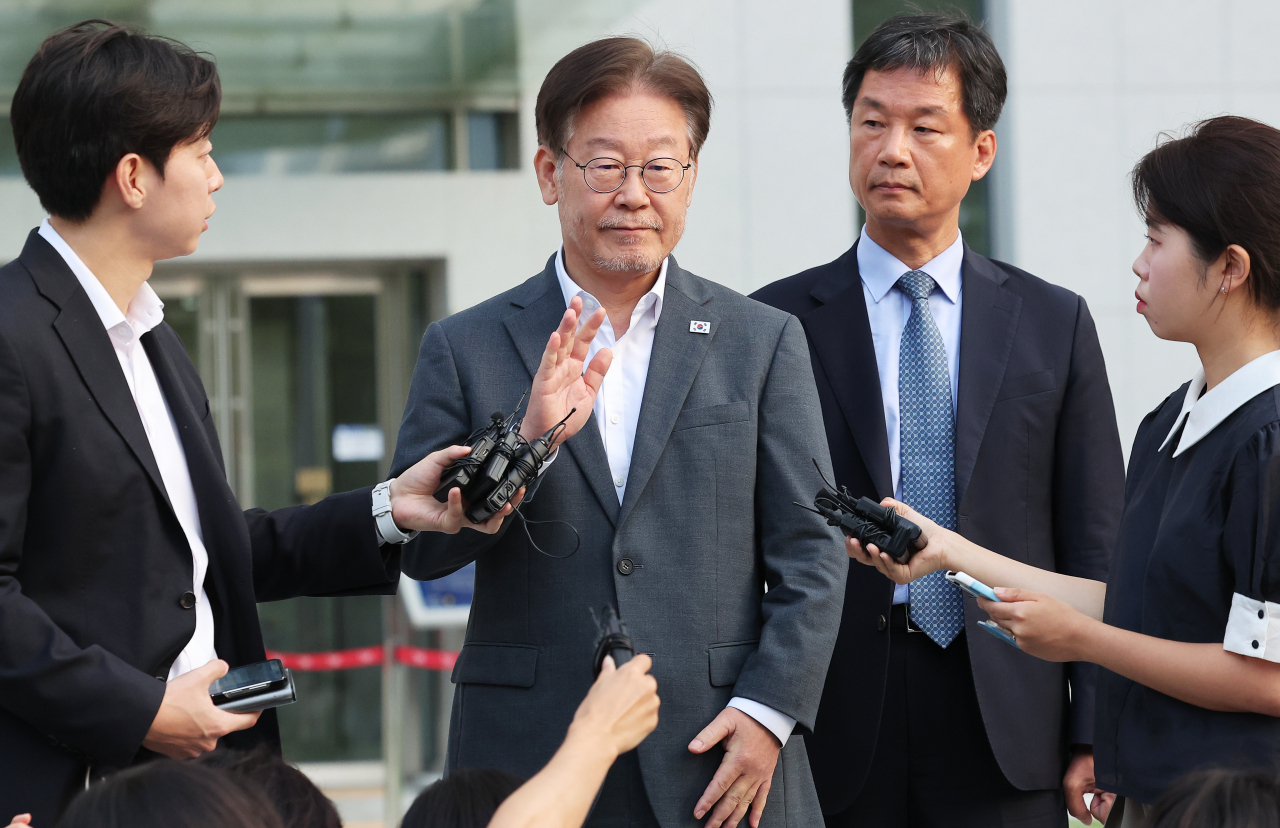 Lee Jae-myung, leader of the Democratic Party, departs the National Assembly on his way to the Suwon District Prosecutors Office on Sept. 12. (Yonhap)