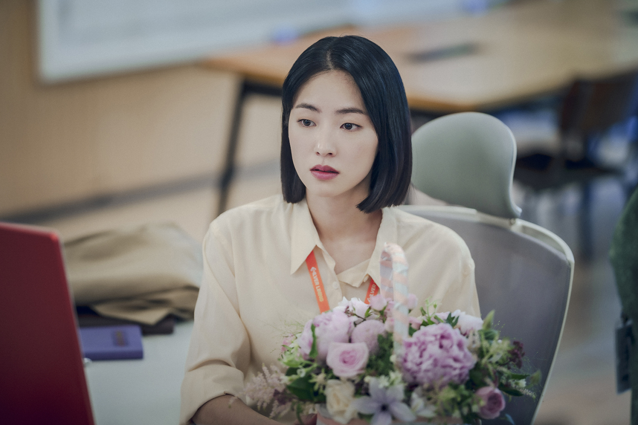 Jeon Yeo-been plays the role of both Kwon Min-ju, a high school student, and Han Jun-hee, a career woman in her 30s, in 