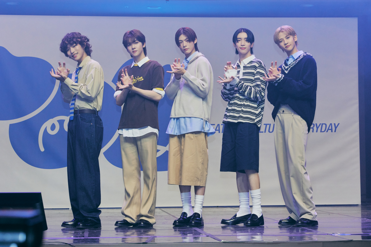 New boy band Pow poses for pictures during its pre-debut showcase held in Seoul on Wednesday. (Grid)