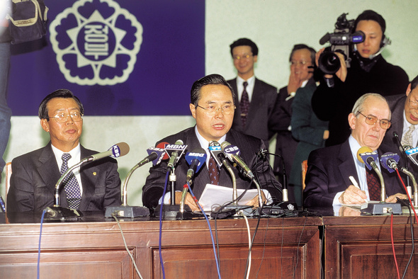 Then-Deputy Prime Minister Lim Chang-yeol (second from left) announces the International Monetary Fund bailout agreement with Lee Kyung-sik (left), then-governor of the Bank of Korea and Michel Camdessus, then-managing director of the IMF, on Dec. 3, 1997. (Courtesy of Opengirok)