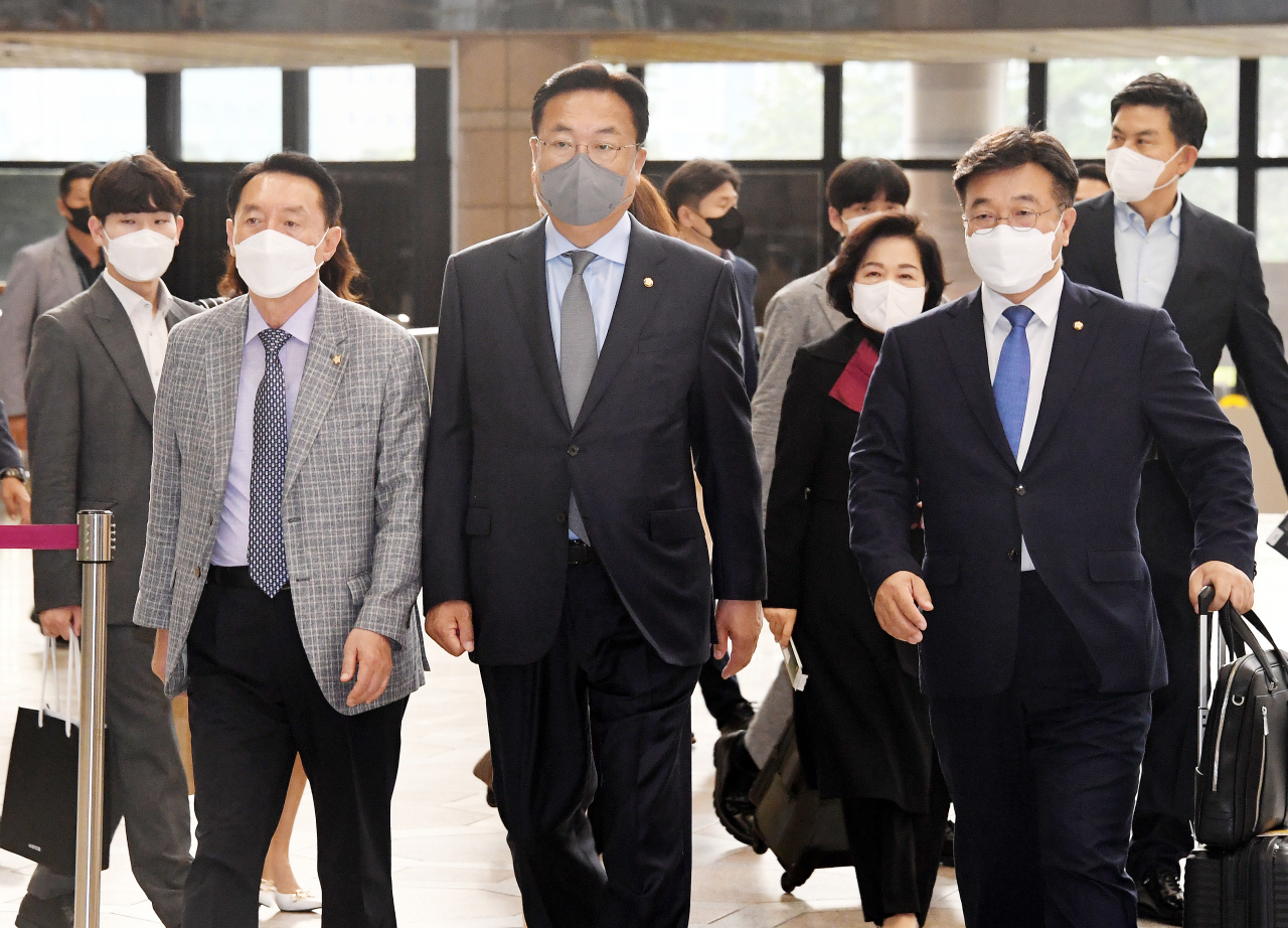 Rep. Chung Jin-suk (center) and other members of the South Korea-Japan Parliamentarians' Union walk to board a plane to Japan at Gimpo International Airport in western Seoul, in this file photo taken Sep. 26, 2022. (Yonhap)