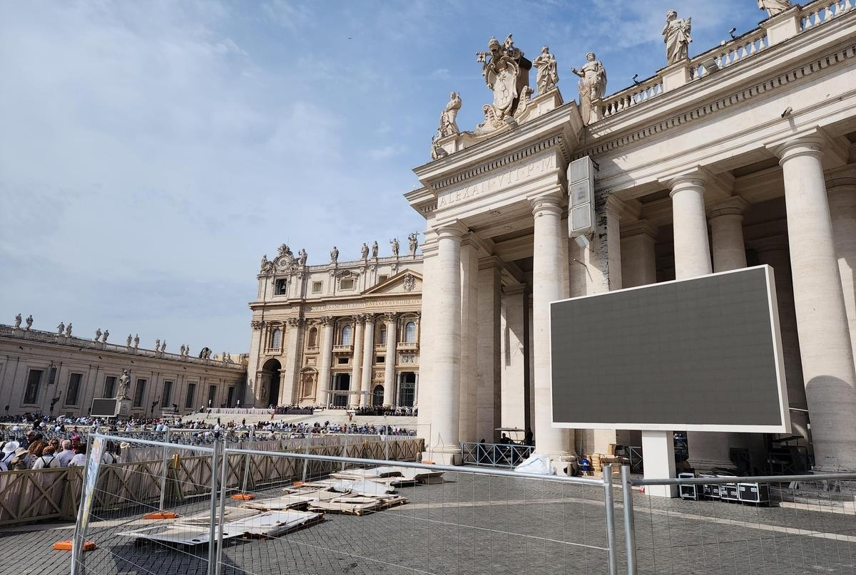 Samsung Electronics Co.'s LED billboard adorns St. Peter's Square at the Vatican on Wednesday. (Yonhap)