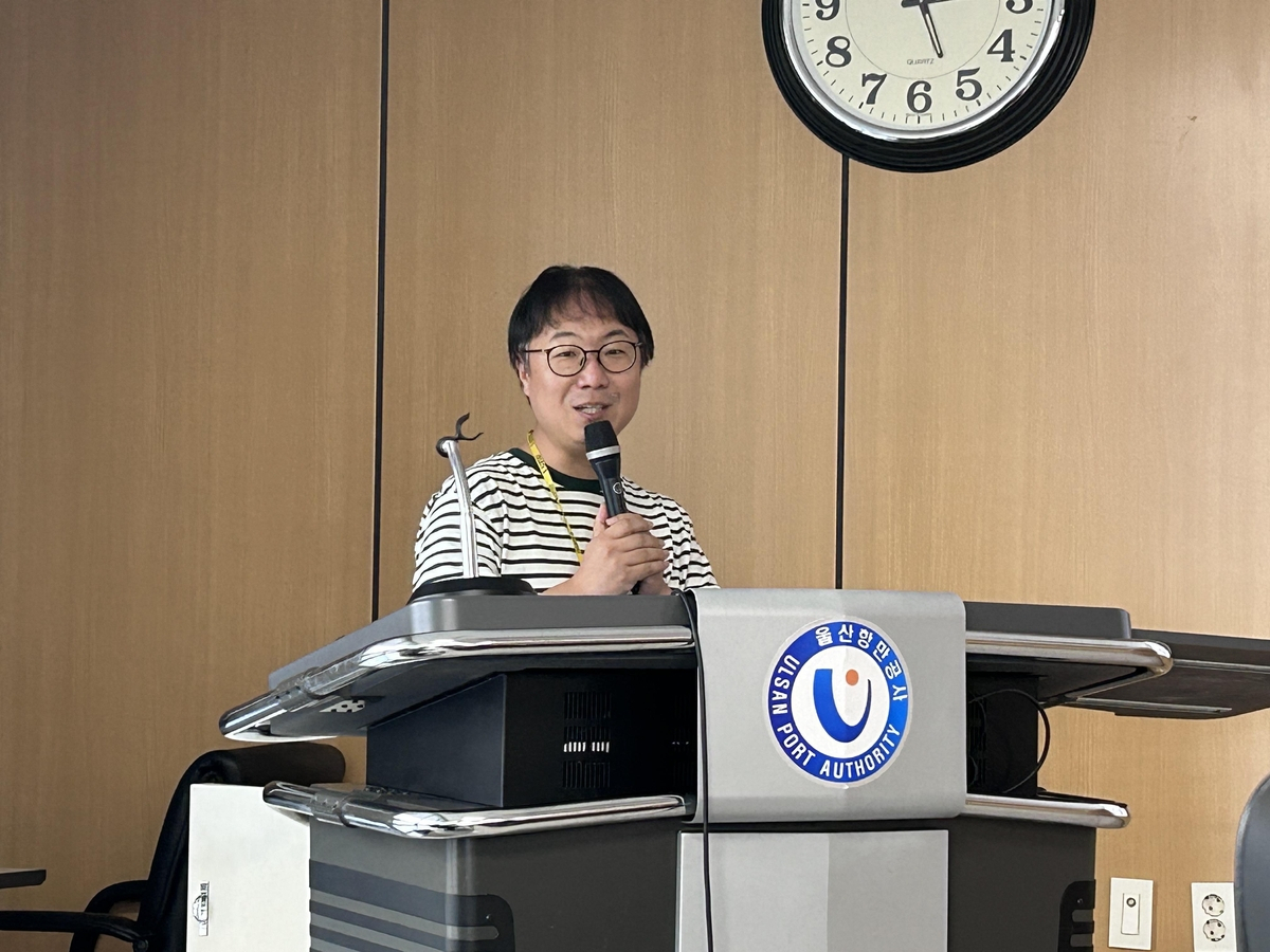 Byun Eui-hyun, CEO of Usisan, an upcycling social enterprise, speaks during a press session in Ulsan, 299 kilometers southeast of Seoul, on Wednesday. (Yonhap)