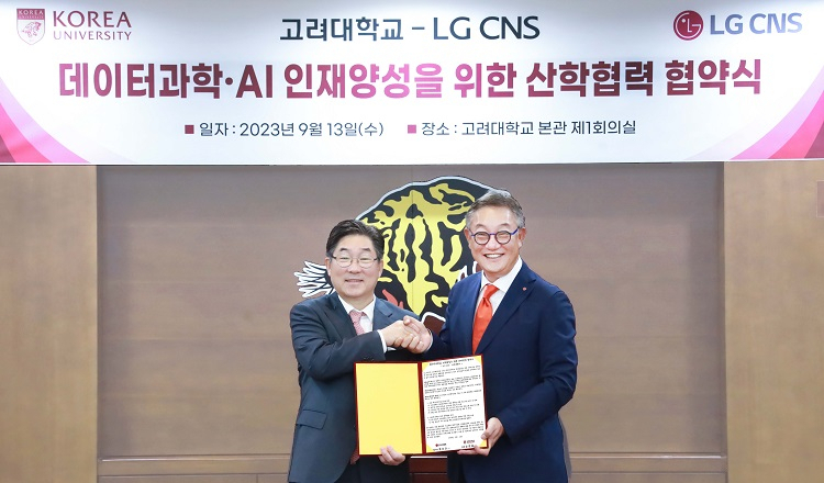 LG CNS CEO Hyun Shin-gyoon (right) and Korea University’s President Kim Dong-won pose for a picture after signing an agreement on a new industrial-academic partnership at Korea University's main building in Seongbuk District in Seoul, Wednesday. (LG CNS)