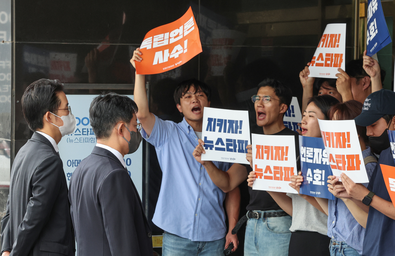 Members of Newstapa chant slogans and confront prosecutors, as authorities seek to enter the news organization's office to conduct a search and seizure over the alleged reporting of misinformation concerning President Yoon Suk Yeol that occurred during the election campaign last year. (Yonhap)