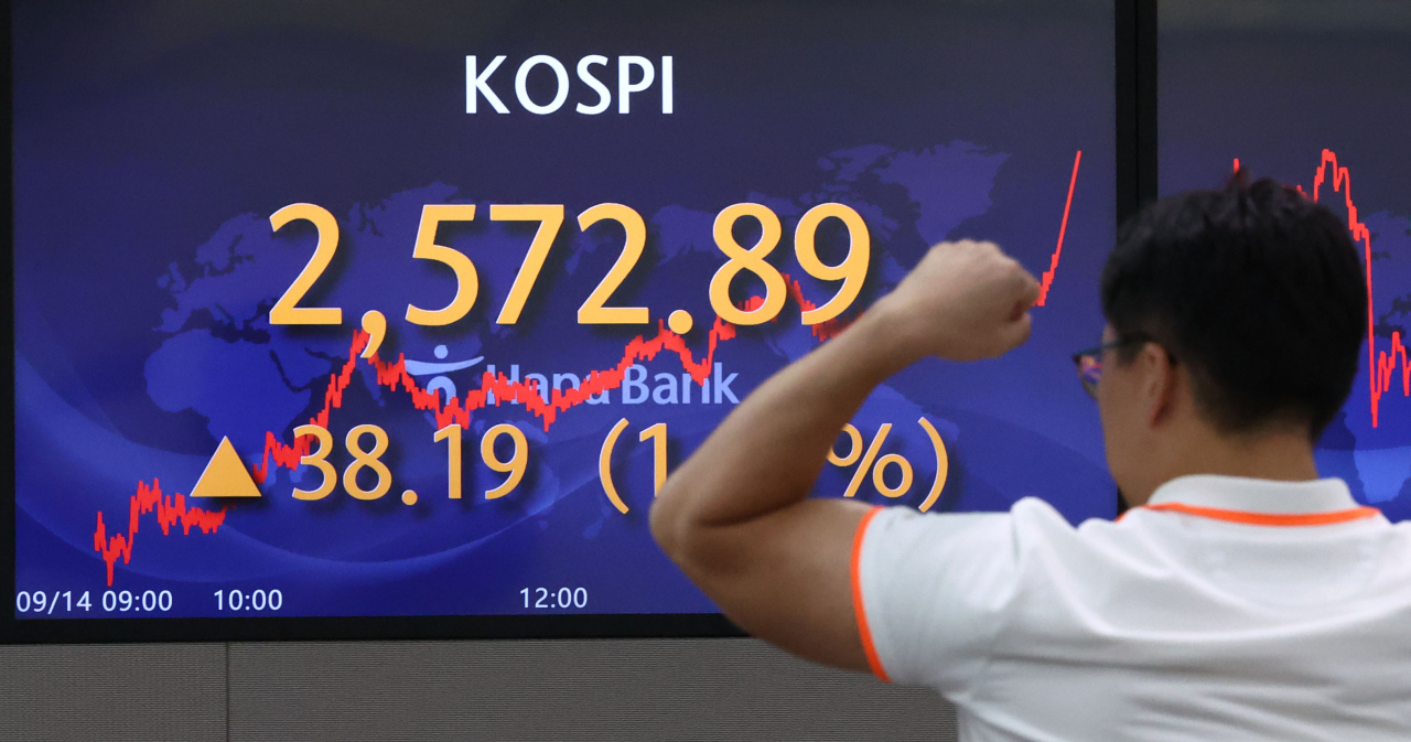 An electronic board showing the Korea Composite Stock Price Index at a dealing room of the Hana Bank headquarters in Seoul on Thursday. (Yonhap)