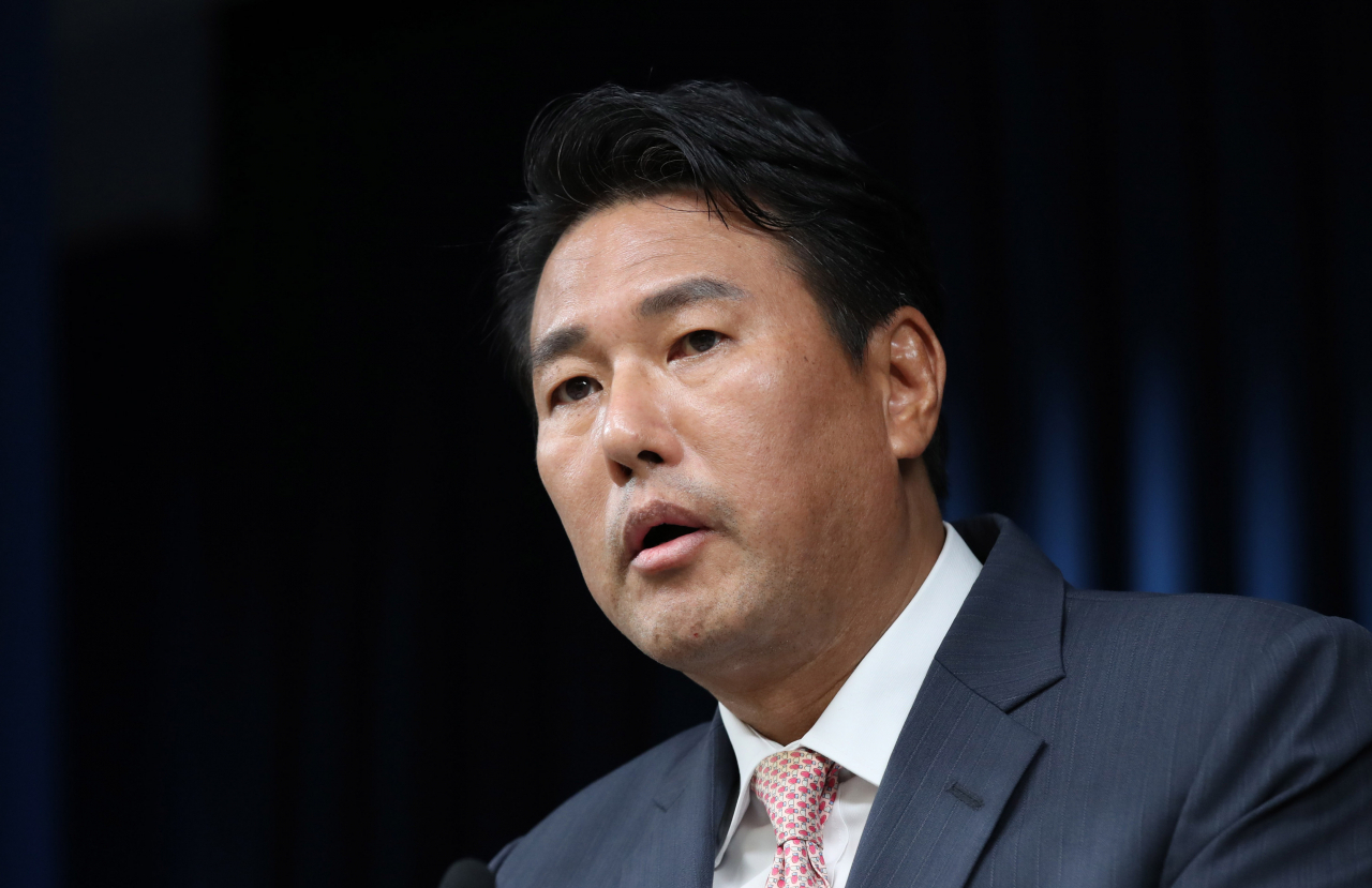 Deputy National Security Director Kim Tae-hyo briefs reporters on President Yoon Suk Yeol's visit to the United Nations General Assembly at the presidential office in Seoul on Thursday. (Yonhap)