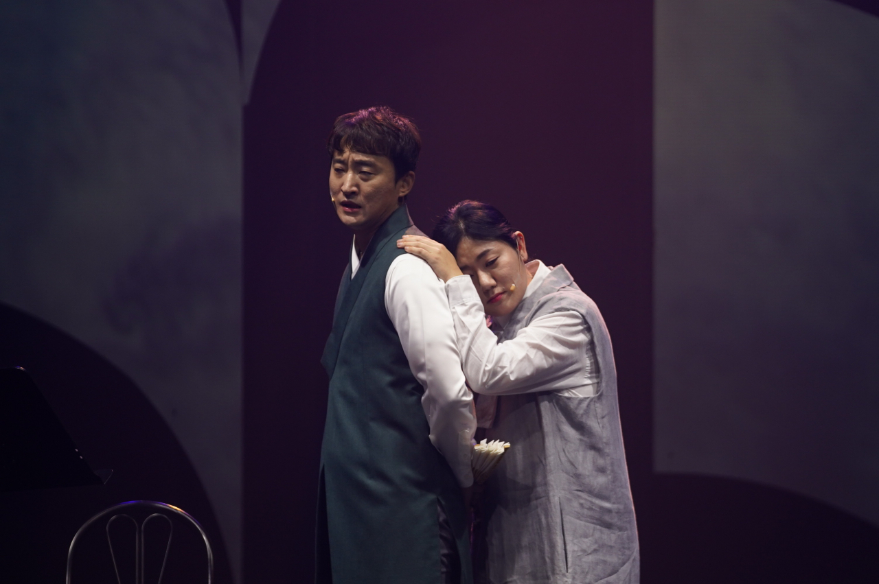 Pansori singers Lee Gwang-bok (left) and Cho Yu-a perform “The Chronicle of a Blood Merchant.