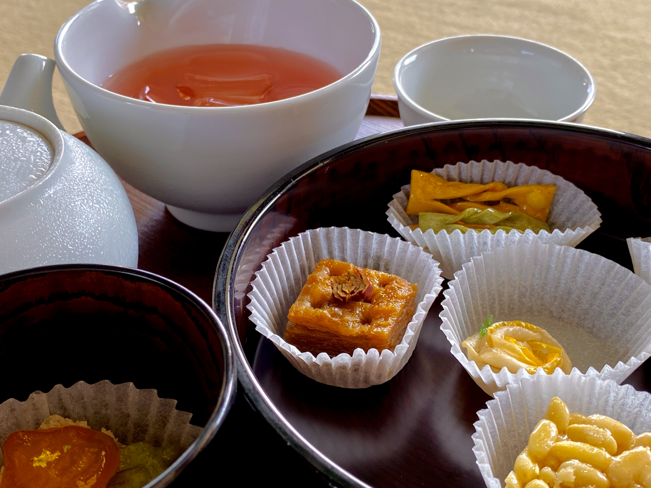 The chodujeomjeungbyeong set consists of a rice cake, five hangwa and omija tea. (Hwang Joo-young/The Korea Herald)