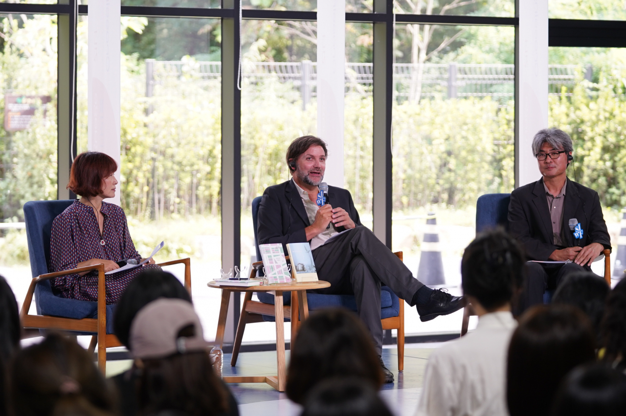 (From left) Writers Eun Hee-kyung, Andrew Porter and literary critic Son Jeong-soo take part in a 
