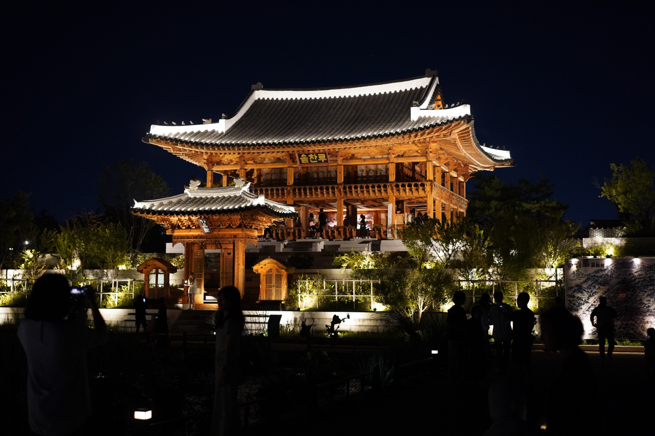 Night view of Solchanru at the Korean Traditional Garden (Lee Si-jin/The Korea Herald)