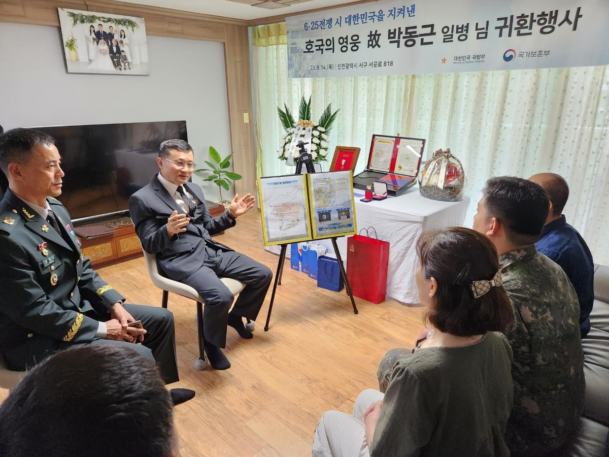 Lee Keun-won (2nd from L), head of the defense ministry's Agency for KIA Recovery and Identification, speaks with family members of the late Pfc. Park Dong-geun, killed during the 1950-53 Korean War, in a ceremony marking his return at home of Park's family in Incheon, 27 kilometers west of Seoul. (Yonhap)