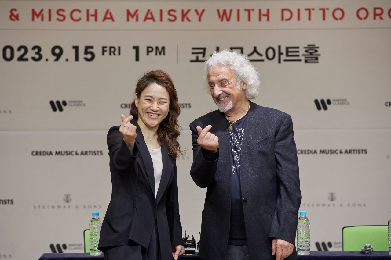 Cellist-turned-conductor Chang Han-na and her teacher, cellist Mischa Maisky, pose for photos during a press conference held at Cosmos Hall in southern Seoul, Friday. (Credia)