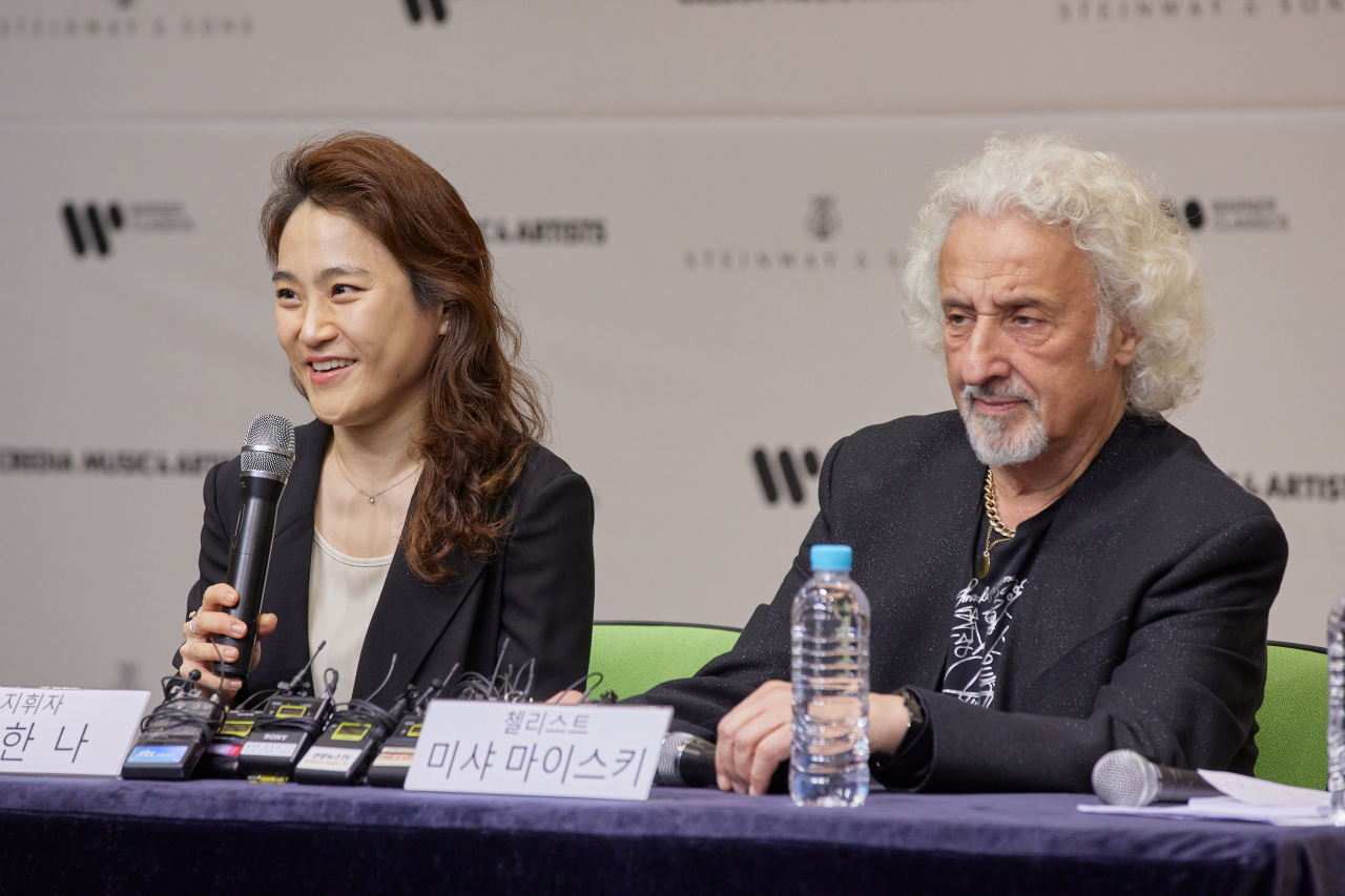 Cellist-turned-conductor Chang Han-na and her teacher, cellist Mischa Maisky, talk during a press conference held at Cosmos Hall in southern Seoul, Friday. (Credia)