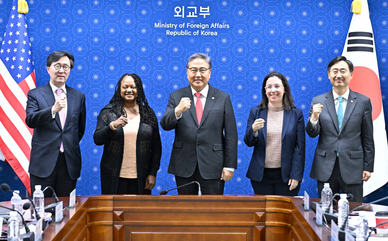 Foreign Minister Park Jin (center) and South Korean and US senior diplomatic and defense official at the Ministry of Foreign Ministry in Seoul on Friday. (Ministry of Foreign Affairs)