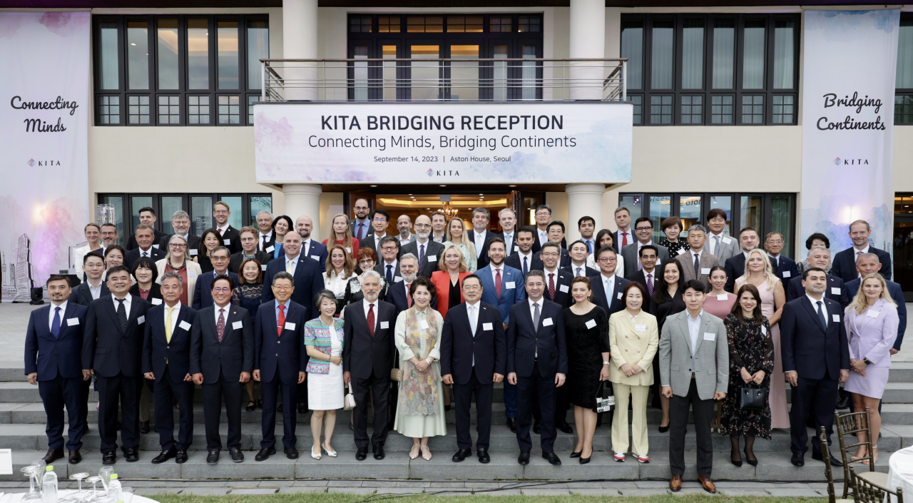 Korea International Trade Association Chairman Koo Ja-yeol (front row, ninth from left) poses for a picture with KITA executives, ambassadors and diplomats during a reception held at Grand Walkerhill Seoul, in Gwangjin-gu, Seoul, Thursday. (KITA)
