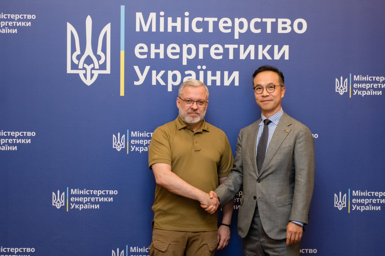 Minister of Energy of Ukraine German Galushchenko (left) and Moon Sung-uk, head of global business at KT, pose for a photo in Kyiv, Ukraine, Thursday. (KT Corp.)