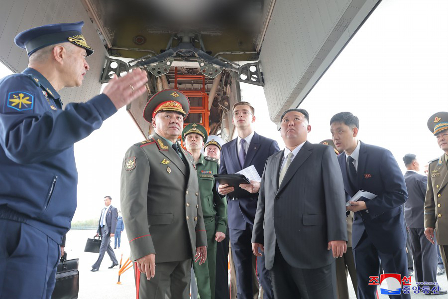 North Korean leader Kim Jong-un clad in a black suit and Russian Defense Minister Sergei Shoigu (second from right) visited the Knevichi Military Airfield, located on the outskirts of the Russian far eastern port city of Vladivostok on Saturday in this photo released by North Korea's state-run Korean Central News Agency on Sunday. Kim was briefed by Lt. Gen. Sergei Kobylash, the commander of the Russian long-range bomber force. (Yonhap)