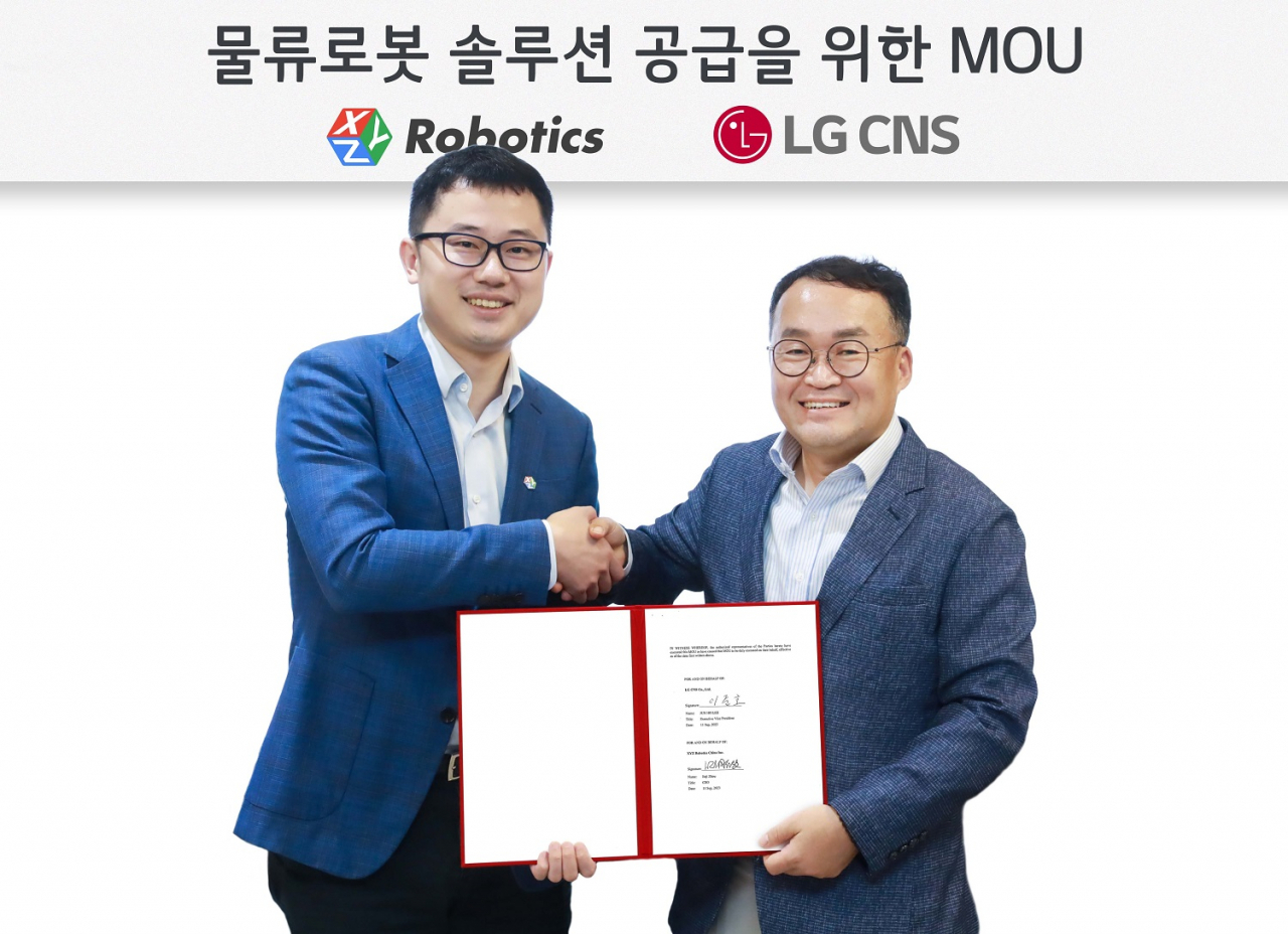 Lee Jun-ho, head of the smart logistics division at LG CNS, (right) poses for a photo with XYZ Robotics CEO Jiaji Zhou at the Korean IT solutions provider's headquarters in Seoul last week. (LG CNS)