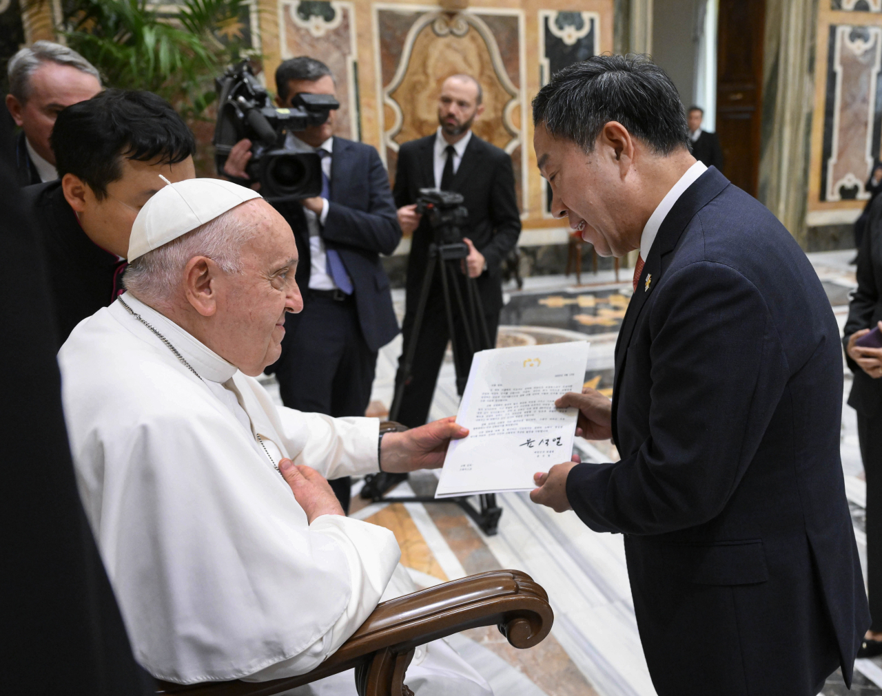 Kang Seung-kyoo, senior presidential secretary for civil society, delivers a letter by President Yoon Suk Yeol to Pope Francis on the occasion of the 60th anniversary of the establishment of diplomatic relations between South Korea and Vatican City on Sunday. (Yonhap)