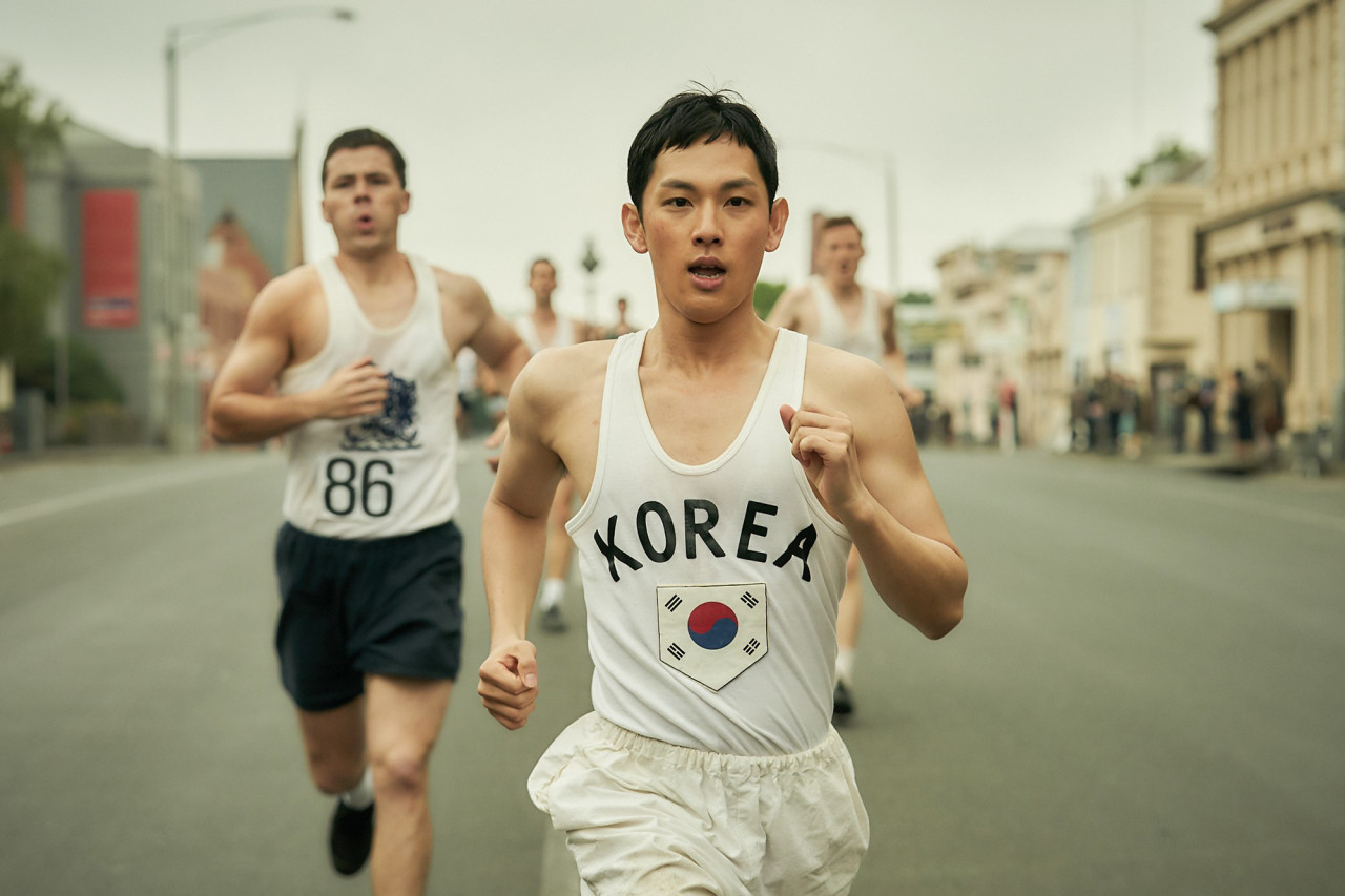 Yim Si-wan plays an up-and-coming marathon runner named Suh Yun-bok in “Road to Boston” (Lotte Entertainment)