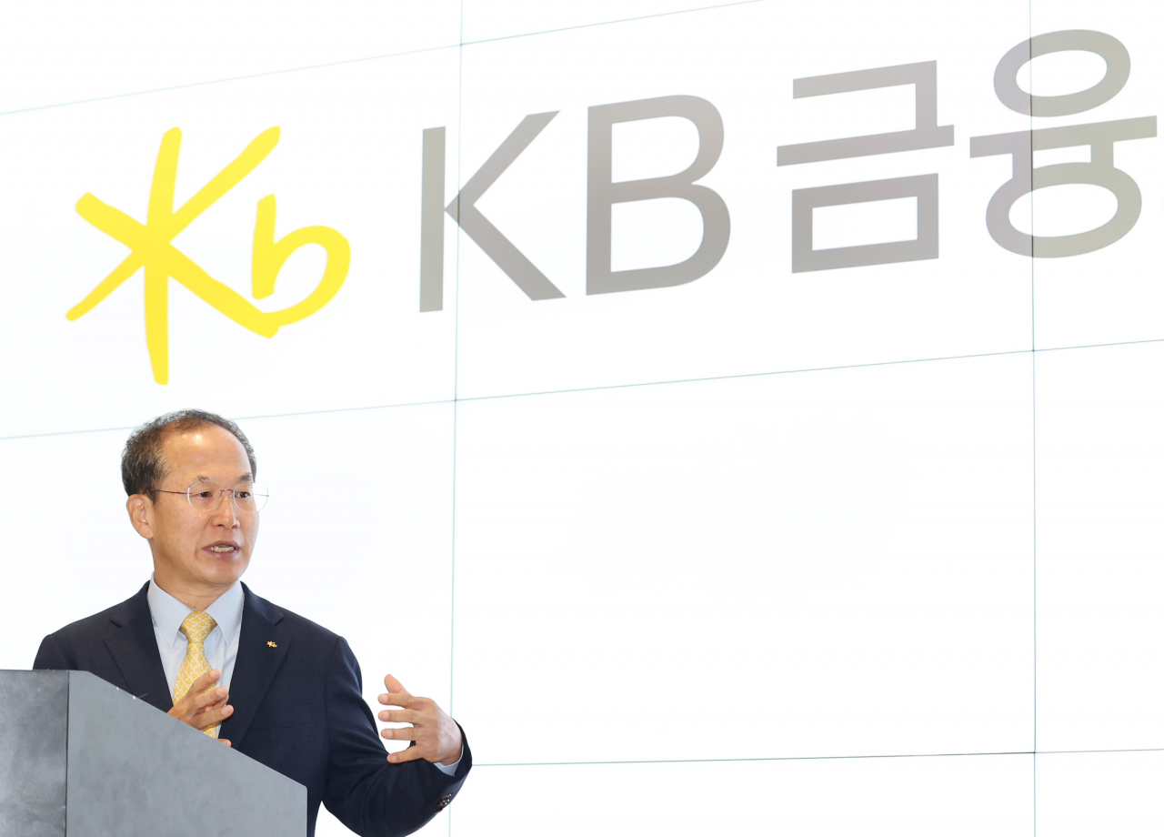 Yang Jong-hee, the vice chairman and candidate for the next chairman of KB Financial Group talks to local reporters at the group's headquarters in Seoul on Sept. 11. (Yonhap)