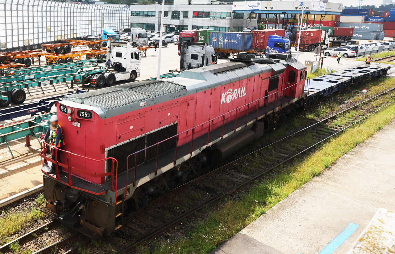 A freight train departs from the Uiwang Inland Container Depot in Gyeonggi Province on Monday morning, after the four-day railroad strike came to an end as of 9 a.m. (Yonhap)