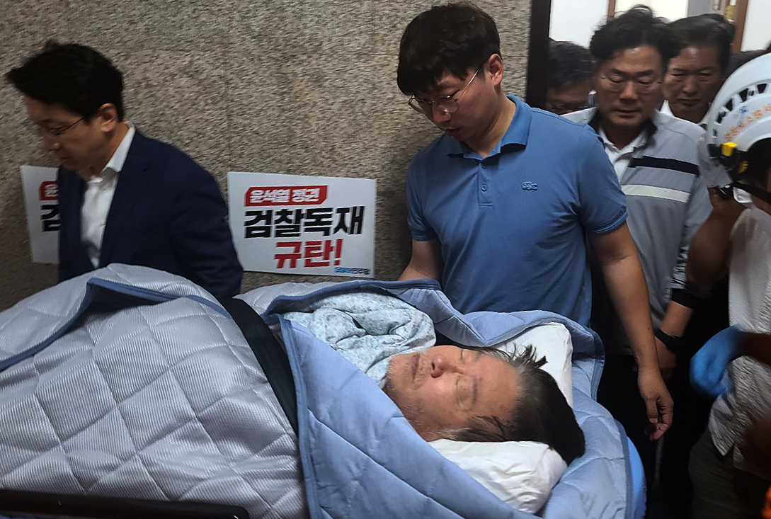 Democratic Party of Korea head Rep. Lee Jae-myung, who is on day 19 of his hunger strike against the Yoon Suk Yeol administration, is transferred out of his office on a stretcher Monday morning. (Yonhap)