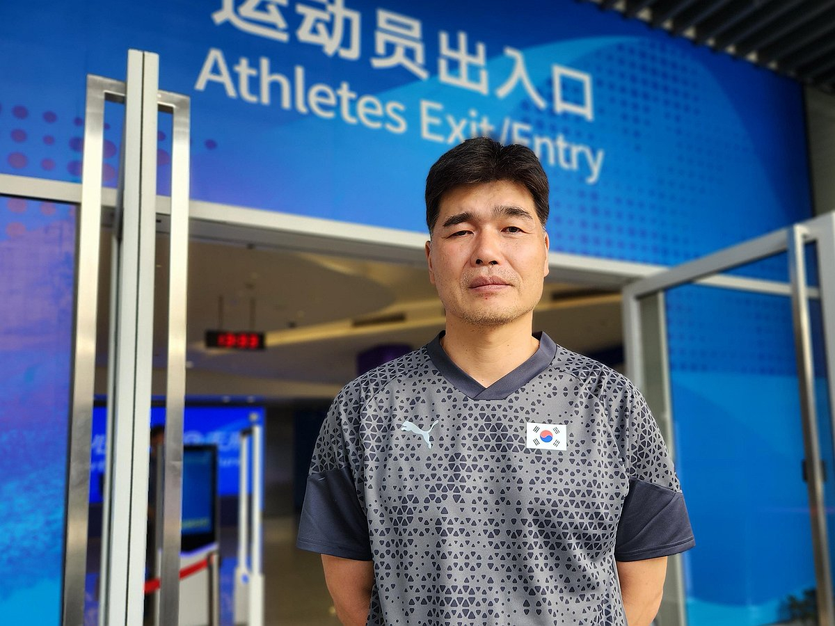 Im Do-hun, head coach of the South Korean men's national volleyball team, poses after a practice for the Asian Games at Linping Sports Centre Gymnasium in Hangzhou, China, on Monday. (Yonhap)