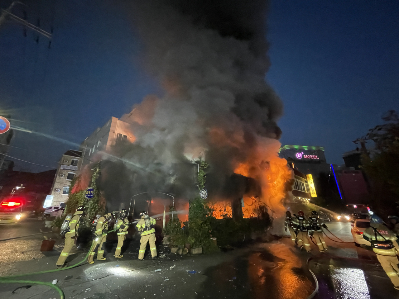 Firefighters respond to a fire that broke out in a restaurant on Monday at 6:44 p.m. in Bukbudong, Yangsan, South Gyeongsang Province. (South Gyeongsang Province Fire Department)