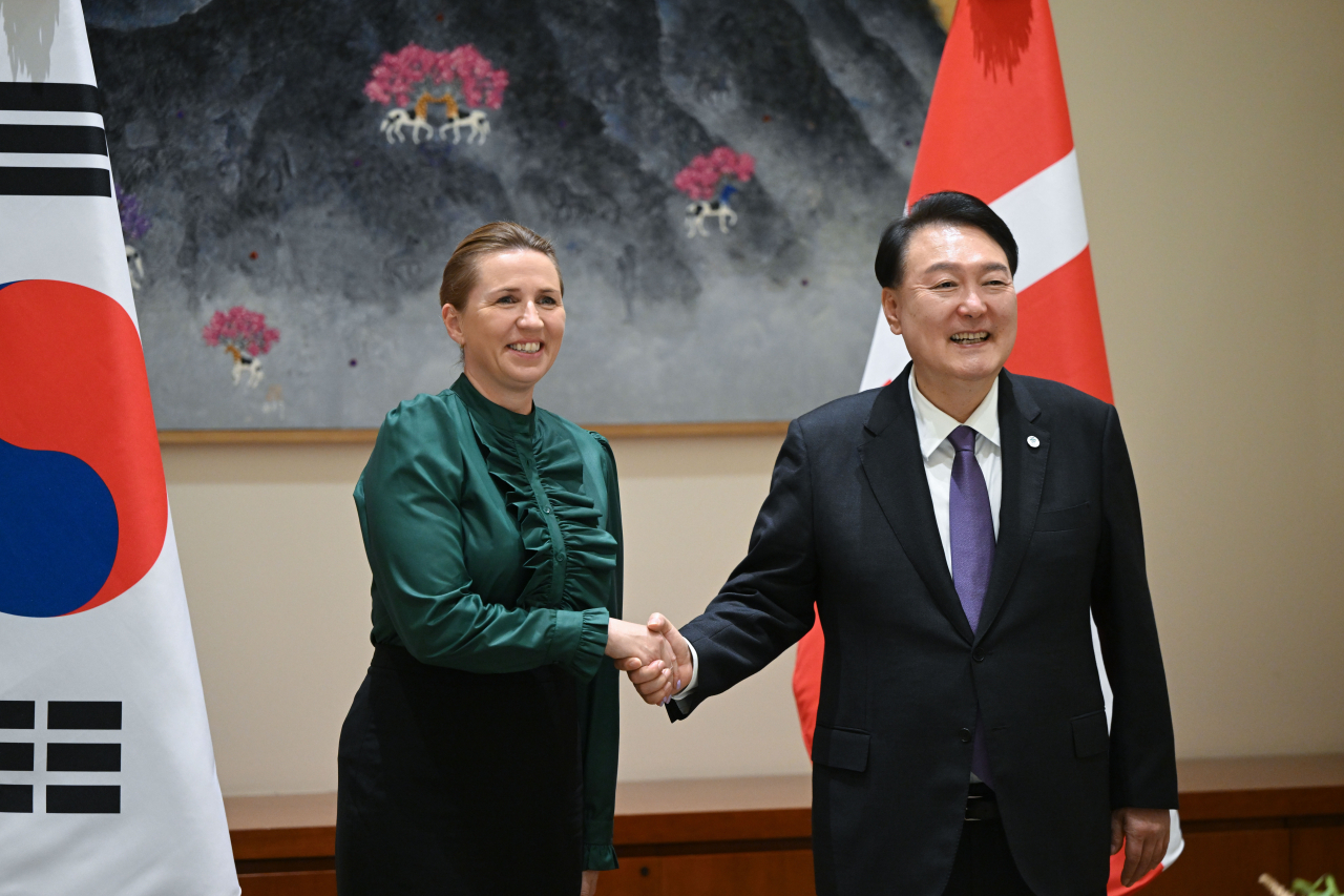 President Yoon Suk Yeol (right), who visits the US to attend the 78th United Nations General Assembly, shakes hands with Danish Prime Minister Mette Frederiksen at the summit held in New York on Monday (local time).