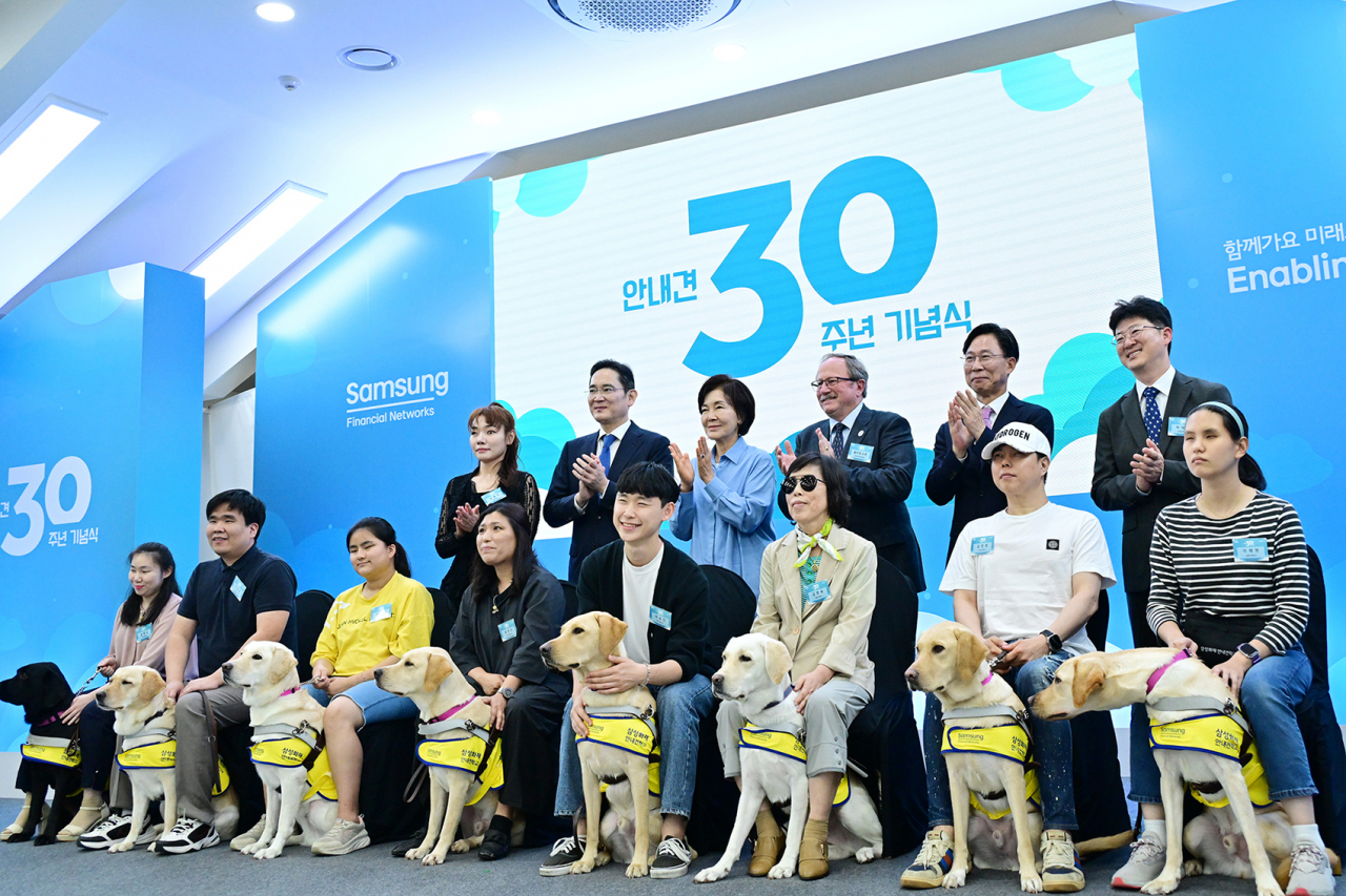 Samsung Electronics Chairman Lee Jae-yong (back row, second from left) attends the 30th anniversary event for the Samsung Guide Dog School in Yongin, Gyeonggi Province, Tuesday. Next to him is his mother and former director of the Leeum Museum, Hong Ra-hee (back row, third from left). (Samsung Electronics)