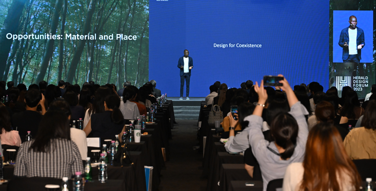 Diébédo Francis Kéré speaks during his lecture at the Herald Design Forum 2023 held Tuesday at the Shilla Seoul (Im Se-jun/The Korea Herald)