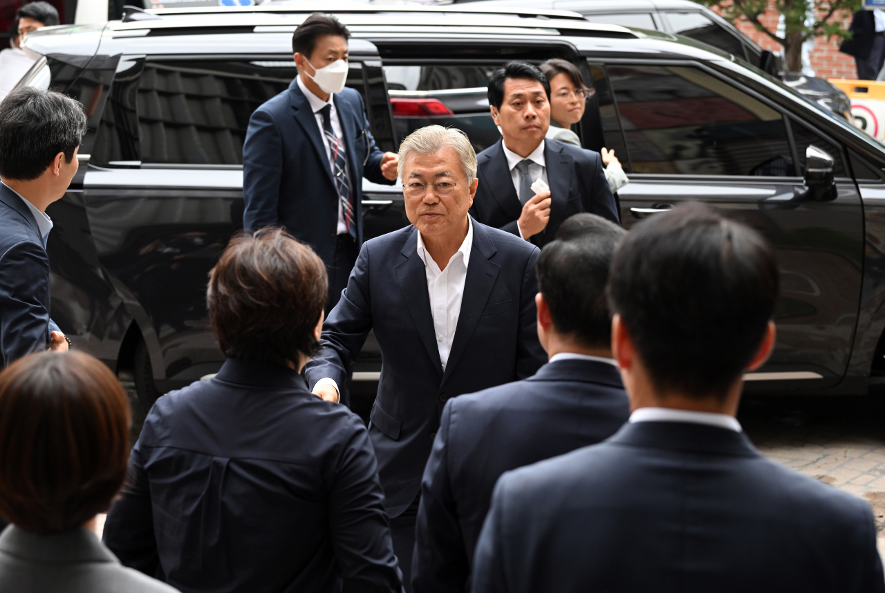 Former President Moon Jae-in of the Democratic Party of Korea arrives at a venue in Seoul's Yeouido on Tuesday. (Yonhap)