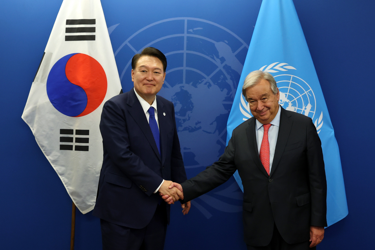 President Yoon Suk Yeol shakes hands with United Nations Secretary-General Antonio Guterres at the United Nations Headquarters in New York on Tuesday. (Yonhap)