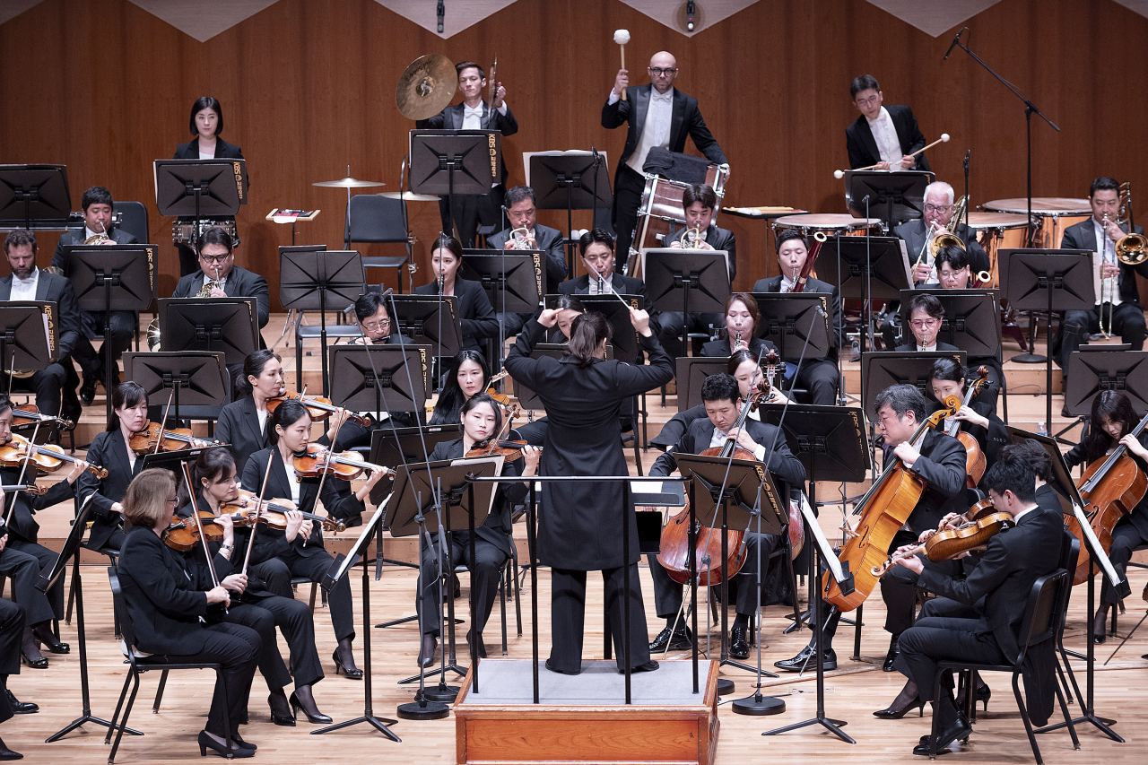 Sung Shi-yeon leads the Korean Symphony Orchestra during a concert at the Seoul Arts Center on Tuesday. (KBS Symphony Orchestra)