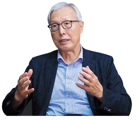 Shin Kak-soo, South Korea’s former ambassador to Japan, speaks during an interview with The Korea Herald at law firm SHIN & KIM in central Seoul on Sept. 4. (Im Se-jun/The Korea Herald)