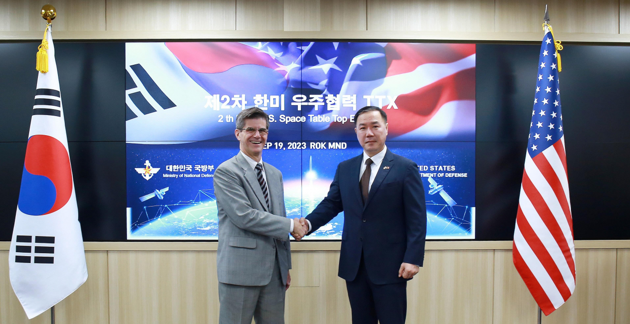 Choi Byung-ok (right), head of the South Korean defense ministry's defense policy bureau, and John Hill, US deputy assistant secretary of defense for space and missile defense, shake hands as they meet for the allies' tabletop exercise on space cooperation at the ministry's office in central Seoul on Tuesday. (Yonhap)