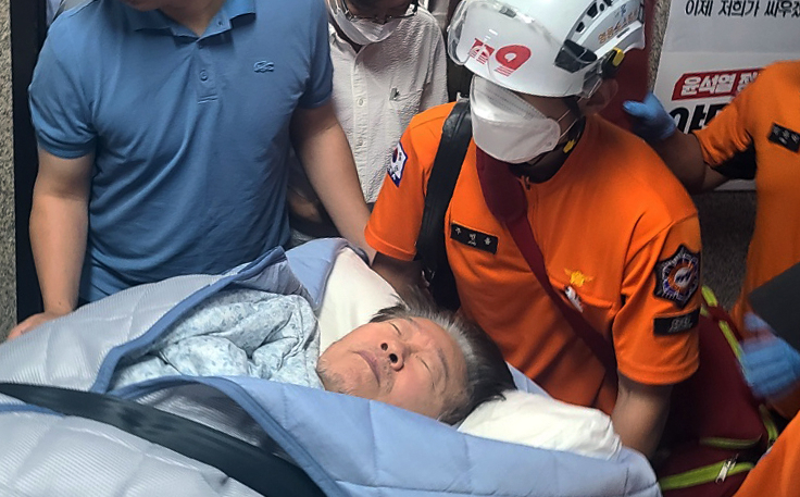 Opposition leader Lee Jae-myung being taken to a hospital on the 19th day of his hunger strike on Monday (Yonhap)