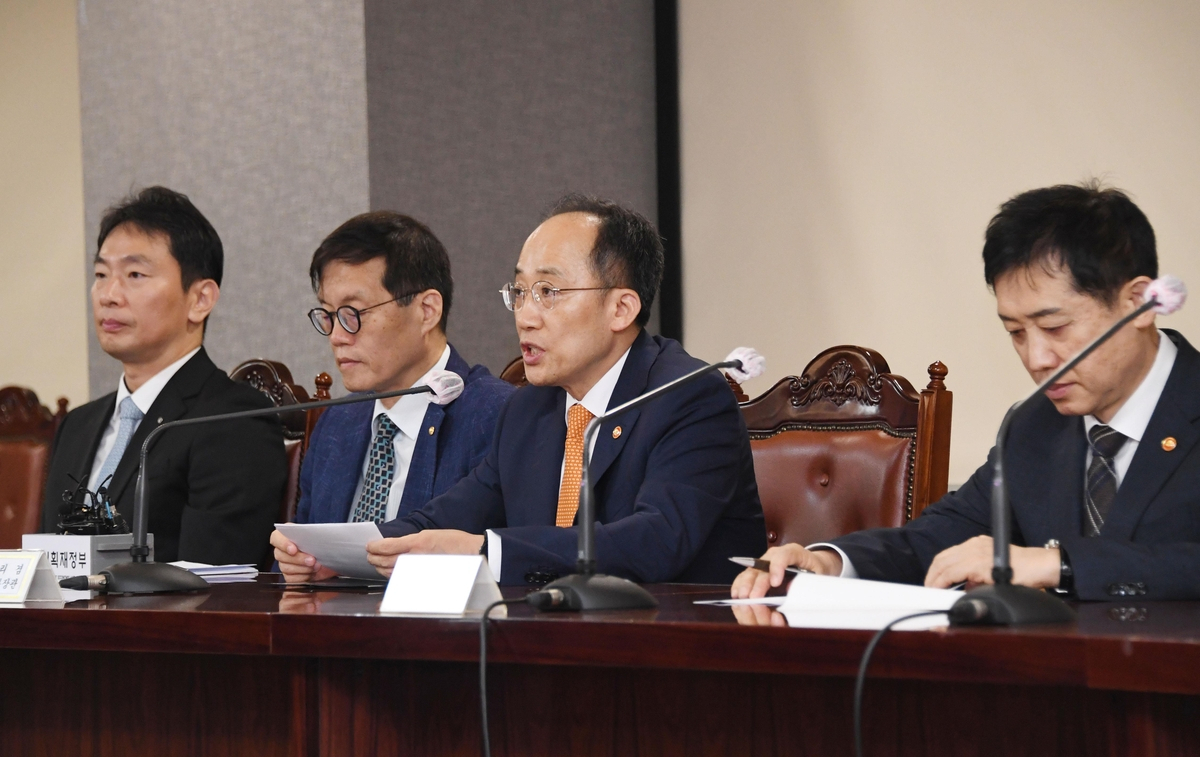 Finance Minister Choo Kyung-ho speaks (2nd from right) speaks during a meeting held in Seoul on Thursday. (Ministry of Economy and Finance)