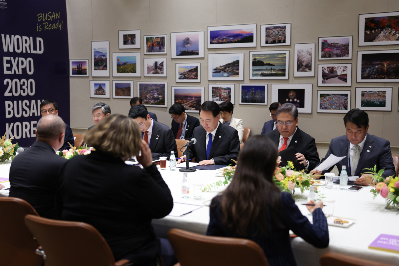 President Yoon Suk Yeol meets with Swiss President Alain Berset in New York on Wednesday. (Yonhap)