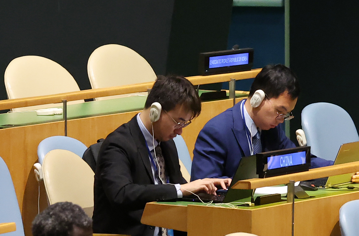 While President Yoon Suk Yeol delivers a keynote speech at the 78th United Nations General Assembly held at the United Nations Headquarters in New York on Wednesday (local time), the seats for the North Korean delegation are empty and officials from China take note.