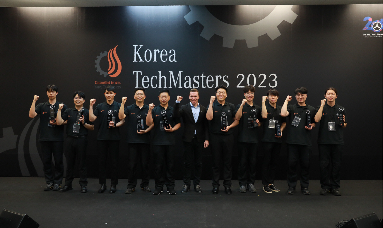 Mercedes-Benz Korea CEO Mattias Vaitl (middle) poses with the final winners of “2023 Korea TechMasters,” a technical skills competition held at the Mercedes-Benz Korea Training Academy in Yongin, Gyeonggi Province, Friday. (Han Sung Motor)