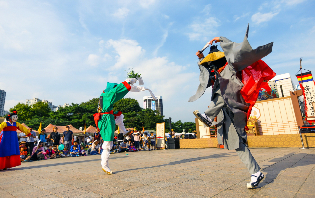 Dancers perform at the Hanseong Baekje Cultural Festival. (Songpa-gu Office)