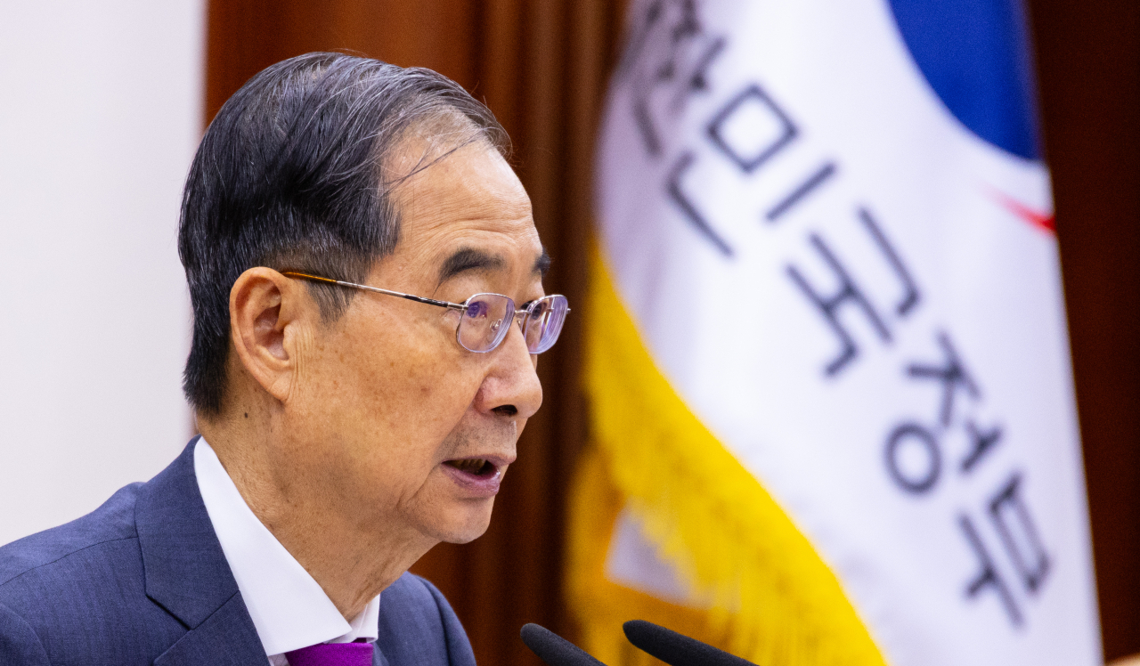 Prime Minister Han Duck-soo speaks during a government meeting with ministers at the government complex in Seoul on Thursday. (Yonhap)