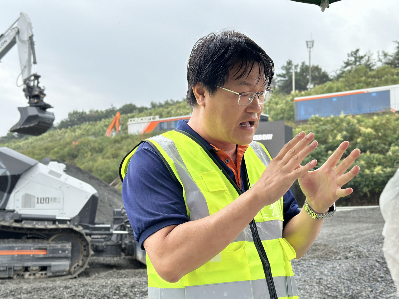 Kwon Yong-cheol, head of the Smart Excavator Technology Team, explains the mechanisms of Concept X-2 construction equipment to the group of reporters at the Boryeong Proving Ground on Wednesday. (Moon Joon Hyun/The Korea Herald)