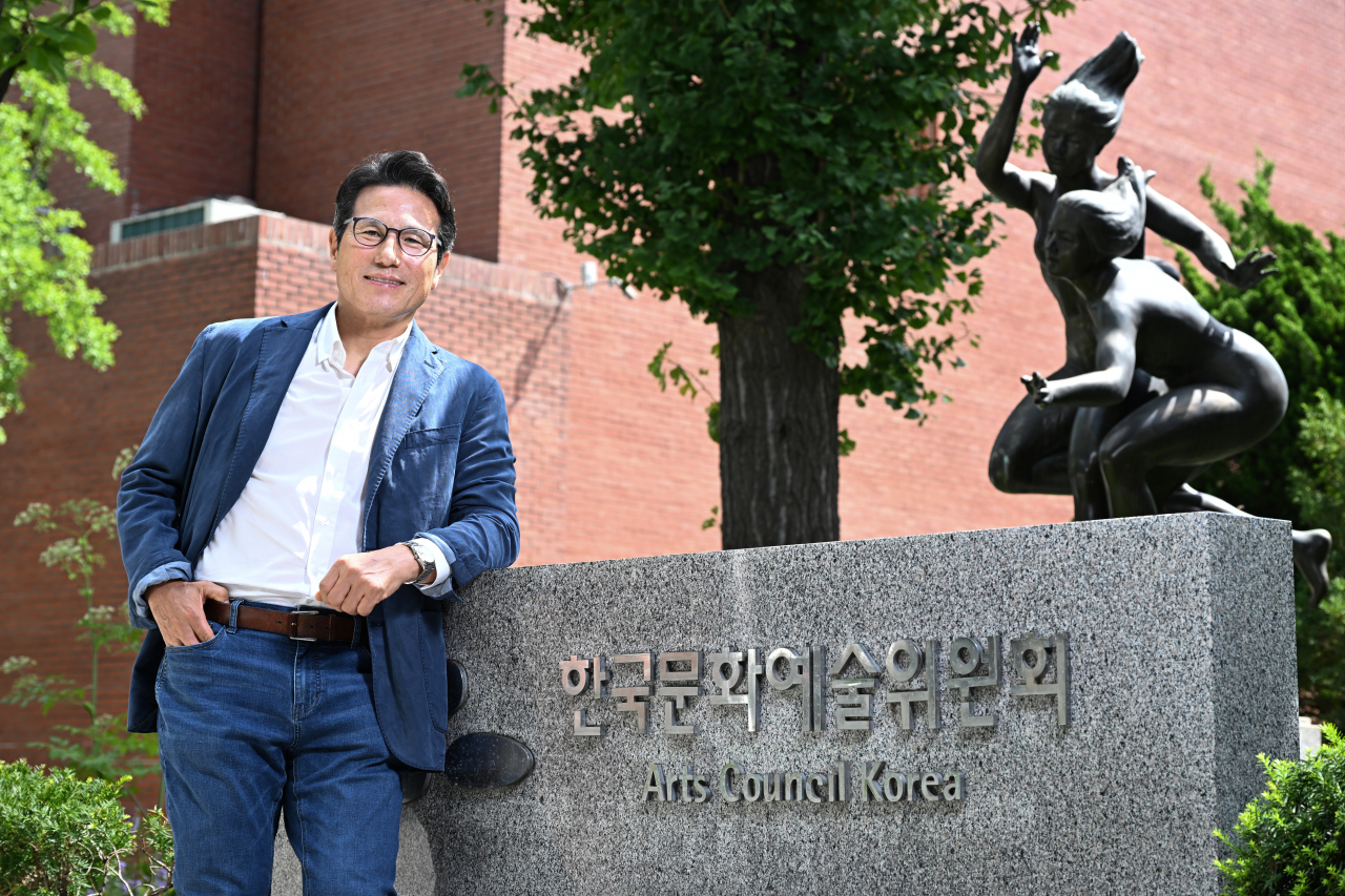 Arts Korea Council Chair Choung Byoung-gug poses in front of the council's office in Daehagno, Seoul, on July 28. (Im Se-jun/The Korea Herald)
