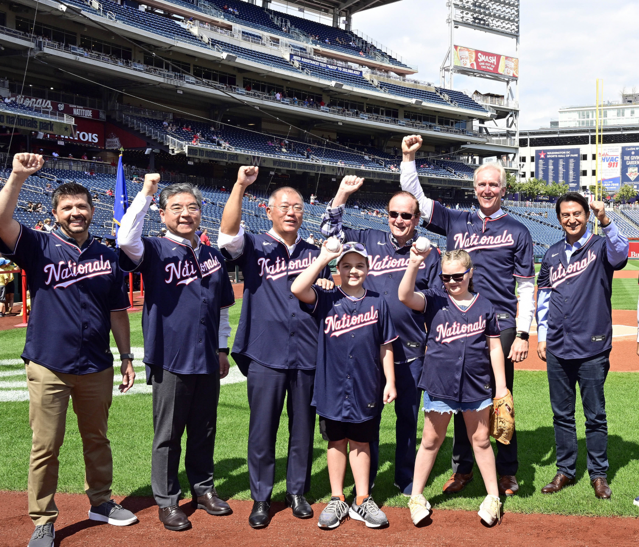Officials from Hyundai Motor Group and Hyundai Hope and Wheels including Hyundai Motor Group Executive Chair Chung Euisun (third from left in second row) pose for a photo with youth ambassadors of Hyundai Hope on Wheels at the Washington Nationals home game on Wednesday. (Hyundai Motor Group)