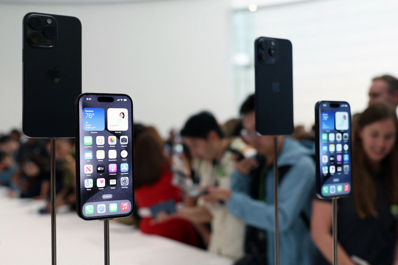 Attendees look at brand new Apple's iPhone 15 smartphone series during an event hosted by the US tech giant on Sept. 12 in California. (AFP-Yonhap)