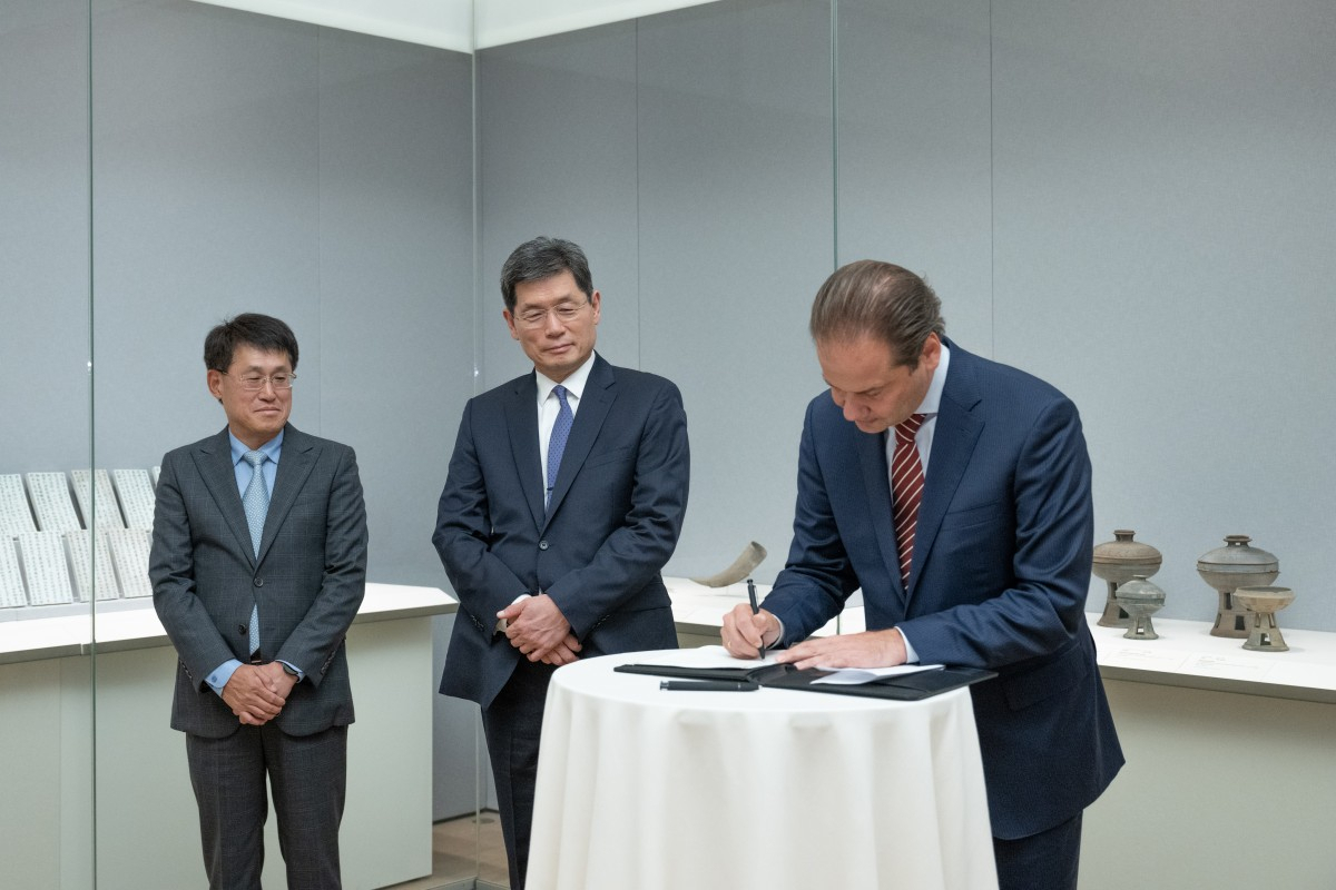 (From left) Samsung Foundation of Culture CEO Lyu Moon-hyung and Korea Foundation President Kim Ki-hwan look on as Metropolitan Museum CEO Max Hollein signs a document during the ceremony marking the appointment of Eleanor Soo-ah Hyun as the new Korea Foundation and Samsung Foundation of Culture associate curator at the Metropolitan Museum of Art in New York, on Wednesday. (Filip Wolak/The Met)